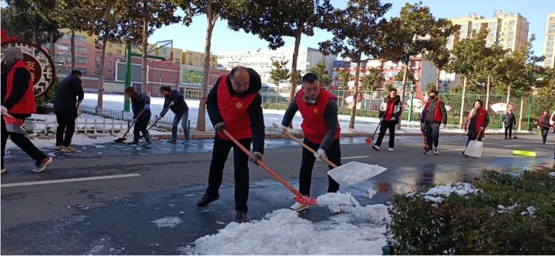 清掃積雪凈校園 鏟雪除冰保安全——新鄉(xiāng)市第二十二中學(xué)組織清除積雪活動