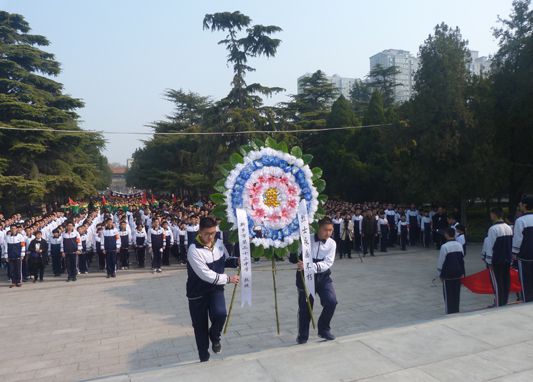 新鄉(xiāng)市第二十二中學(xué)開展清明節(jié)祭掃烈士墓活動