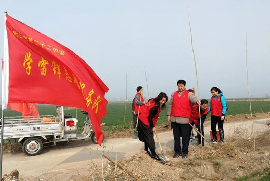 新鄉(xiāng)市第二十二中學教師志愿者參加“關(guān)愛自然、義務(wù)植樹”活動